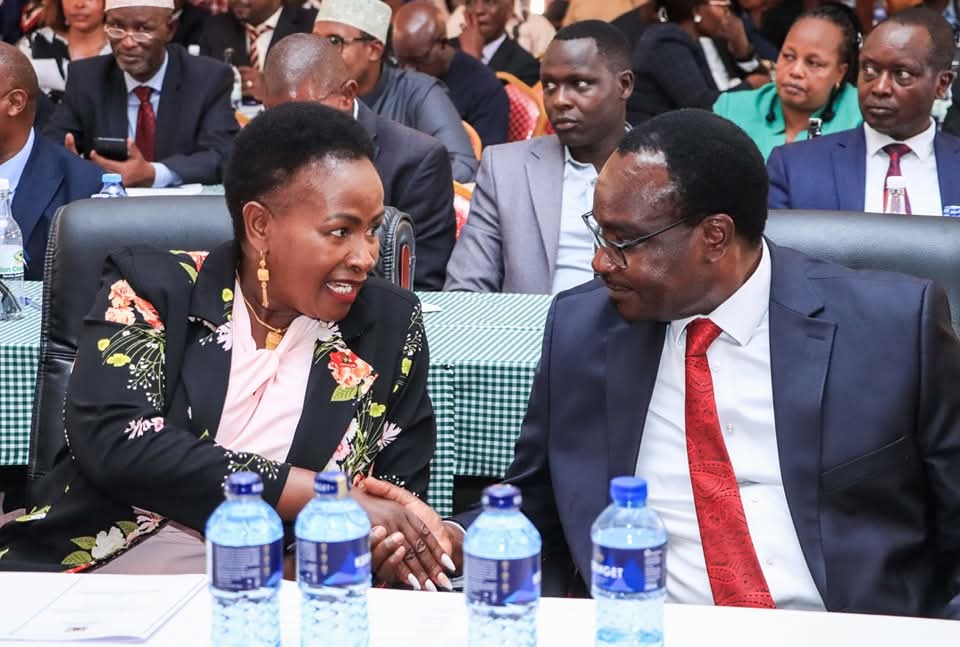 Education Cabinet Secretary Julius Migos Ogamba (Right) engages Machakos Governor Wavinya Ndeti during the County's Dialogue forum on implementation of the new Education Curriculum.